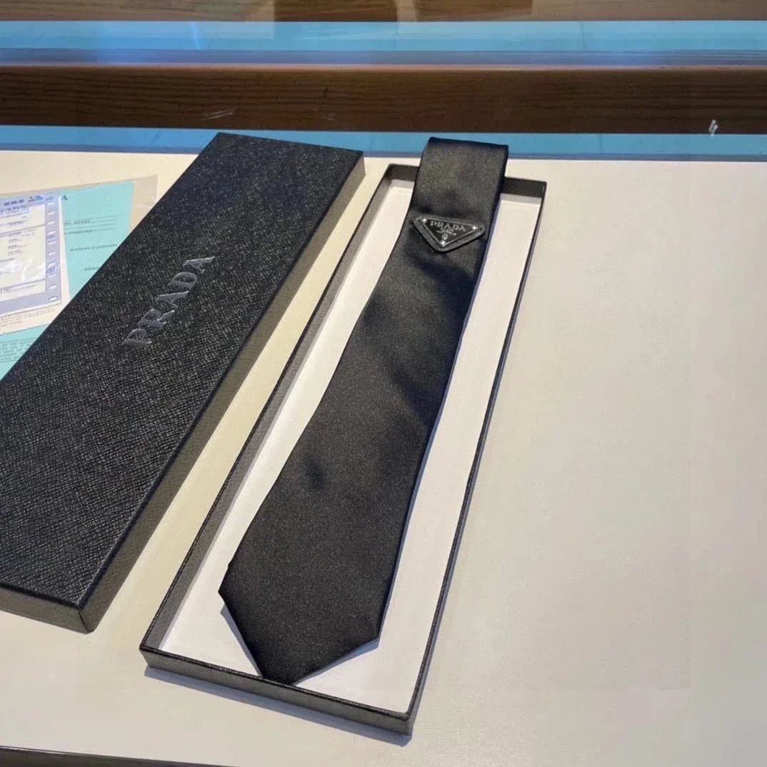 Louis Vuitton × KAWS Neck Tie Monogram Multicolor Panda — Prada 02（带盒）