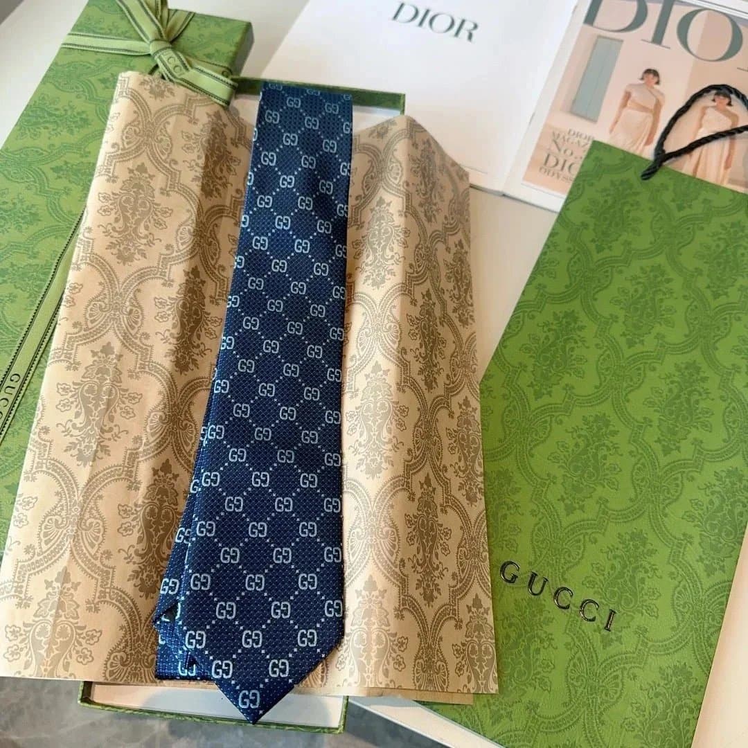 Louis Vuitton × KAWS Neck Tie Monogram Multicolor Panda — Gucci 02（带盒）