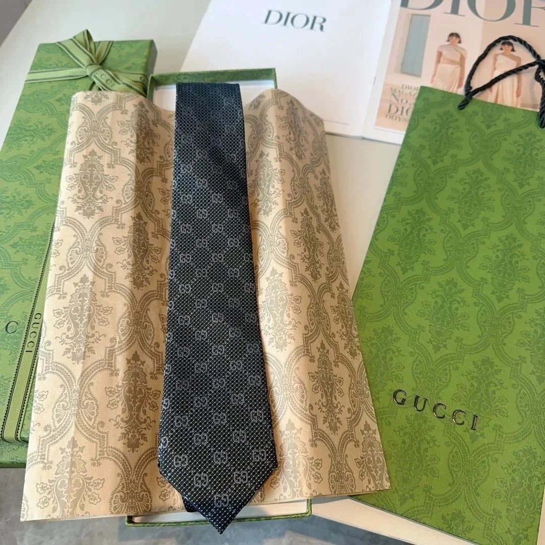 Louis Vuitton × KAWS Neck Tie Monogram Multicolor Panda — Gucci03（带盒）