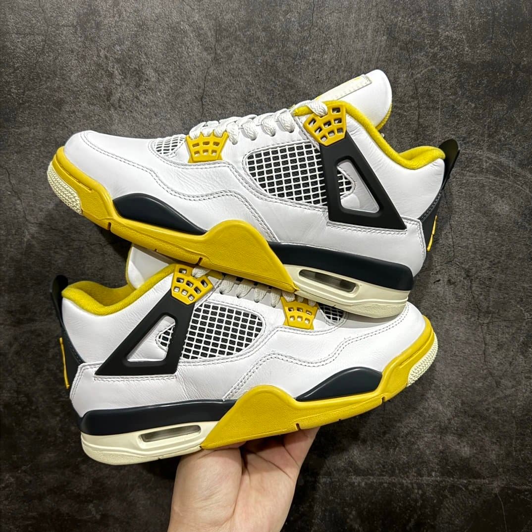 Air Jordan 4 Thunder