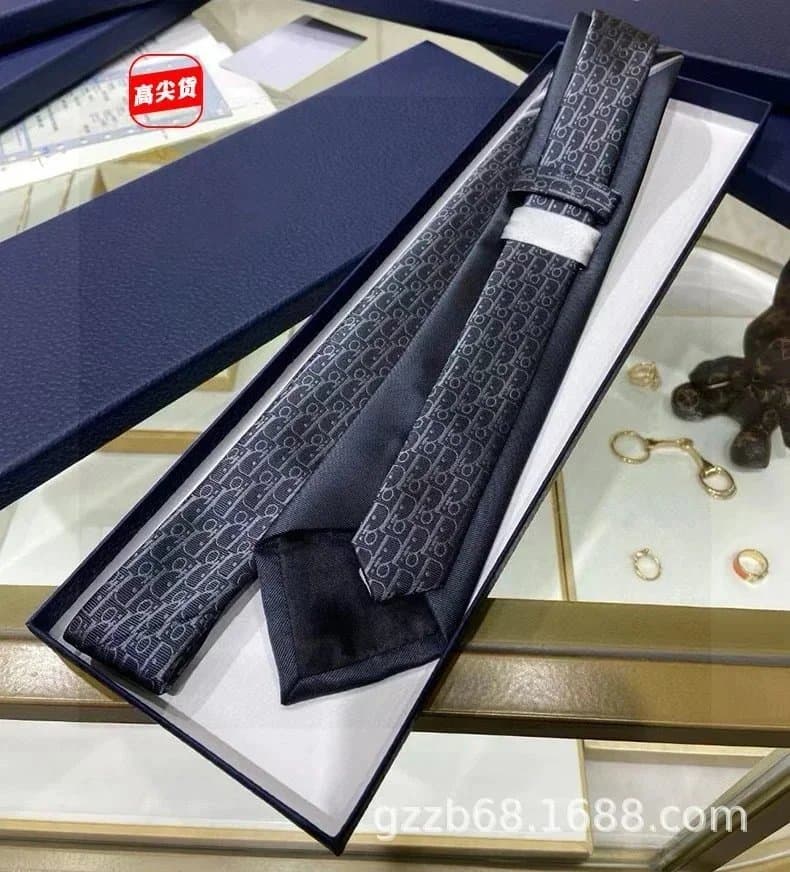 Louis Vuitton × KAWS Neck Tie Monogram Multicolor Panda — Dior01（带盒）