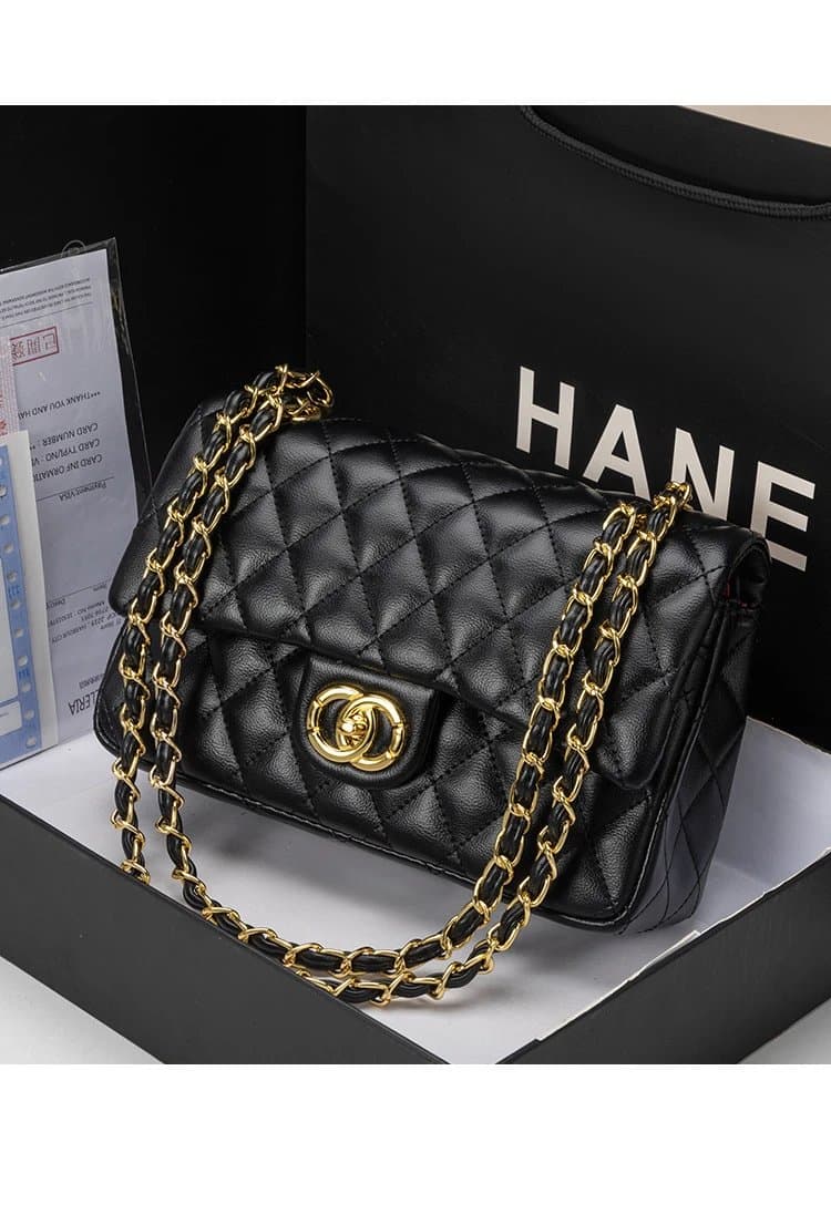 Chanel Classic Flap Bag Quilted Lambskin — 黑色圆扣
