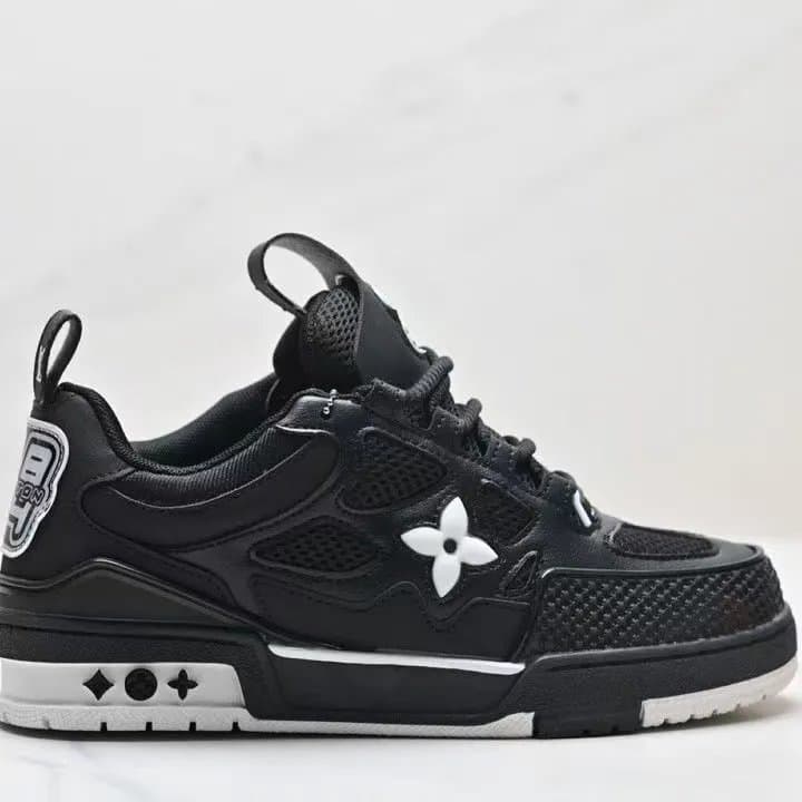 Louis Vuitton LV Trainer White Monogram — 18 面包黑白底
