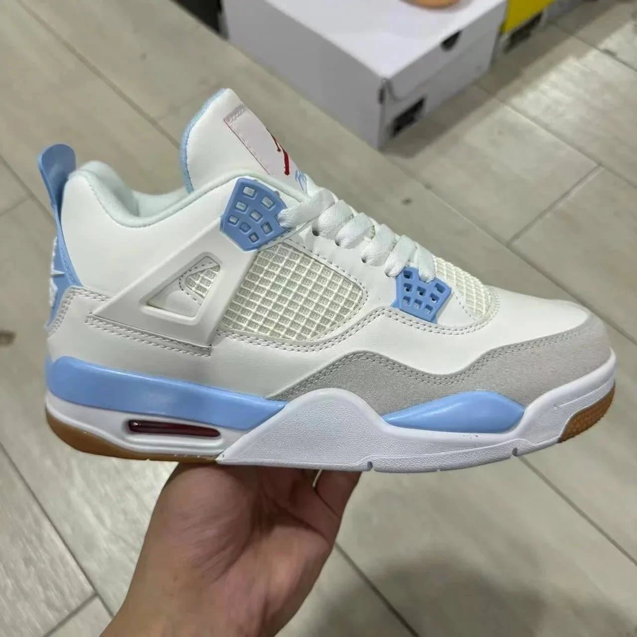 Air Jordan 4 Thunder — 蓝宝石