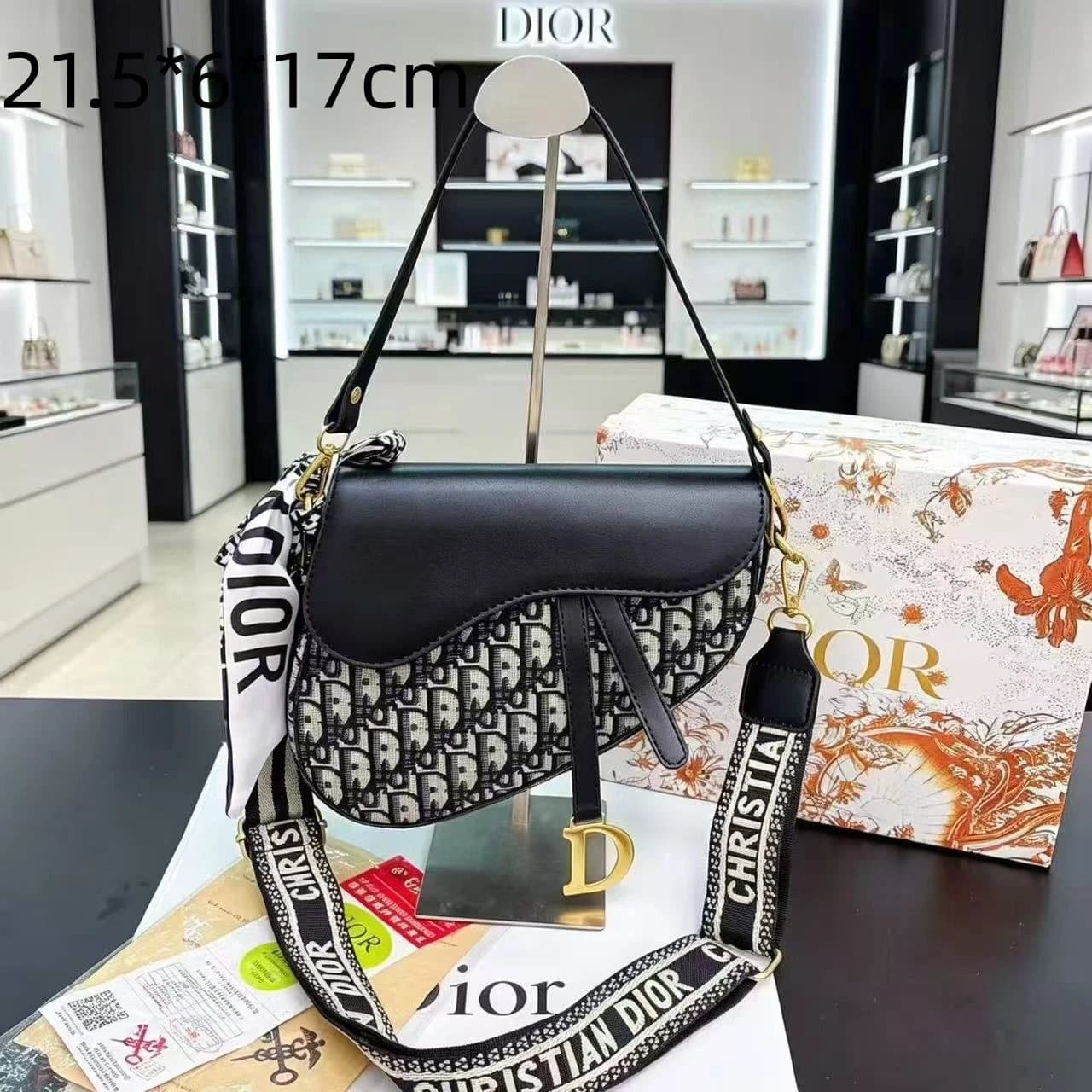 Gucci Tote Bag Signature Canvas — 36
