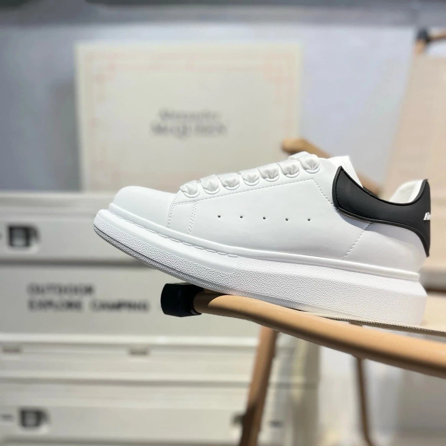 Alexander McQueen Sneaker Oversized Sole — 哑光尾