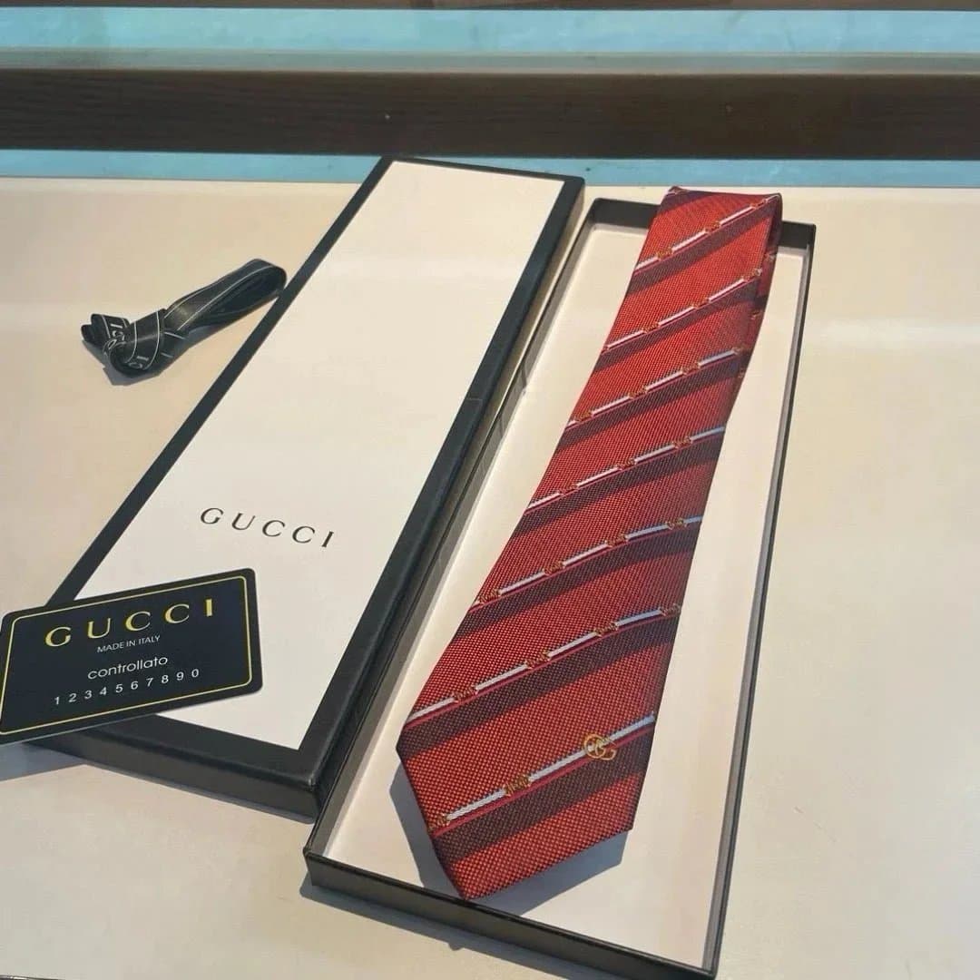 Louis Vuitton × KAWS Neck Tie Monogram Multicolor Panda — Gucci 06（带盒）