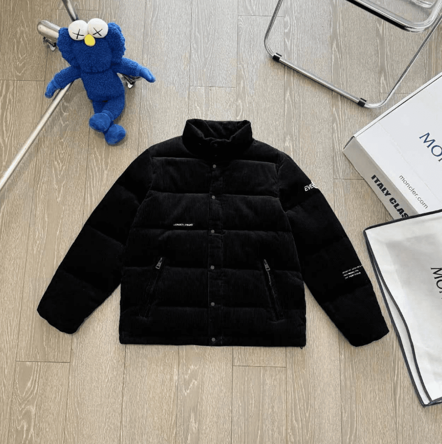 Moncler Puffer Jacket Glossy Black with Logo Patch — D-1黑色