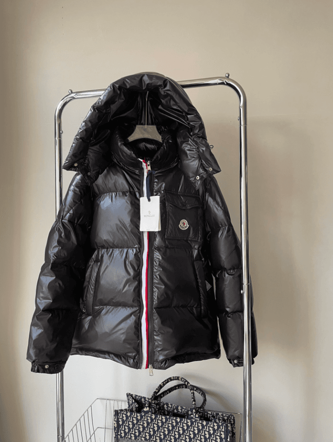 Moncler Puffer Jacket Glossy Black with Logo Patch — E-1黑色