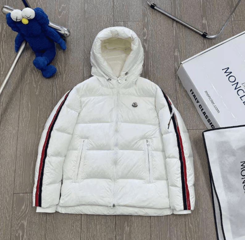 Moncler Puffer Jacket Glossy Black with Logo Patch — B-2皮面白色