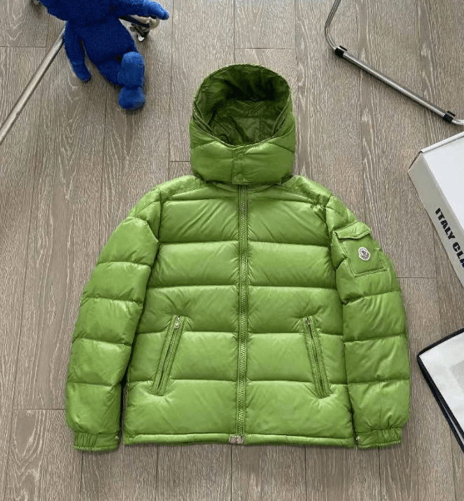 Moncler Puffer Jacket Glossy Black with Logo Patch — A-4绿色