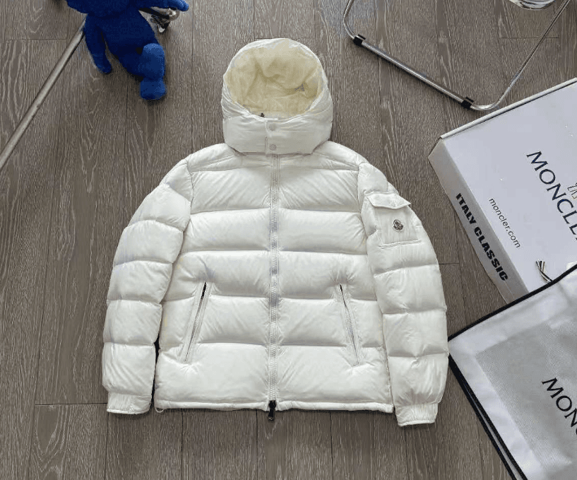 Moncler Puffer Jacket Glossy Black with Logo Patch — A-1白色