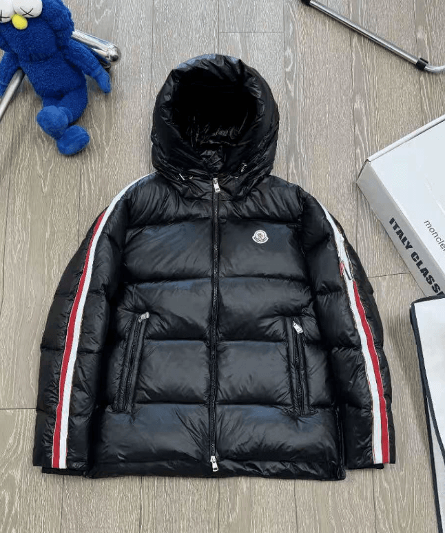 Moncler Puffer Jacket Glossy Black with Logo Patch — B-1皮面黑色