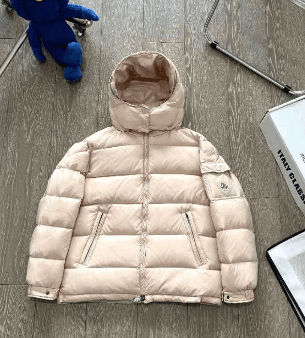 Moncler Puffer Jacket Glossy Black with Logo Patch — A-5杏色