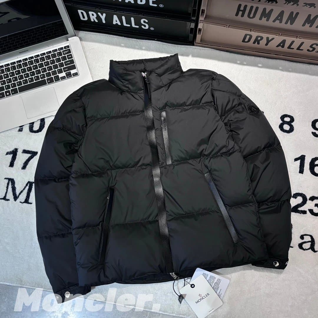 Moncler Puffer Jacket Glossy Black with Logo Patch — J-1黑色