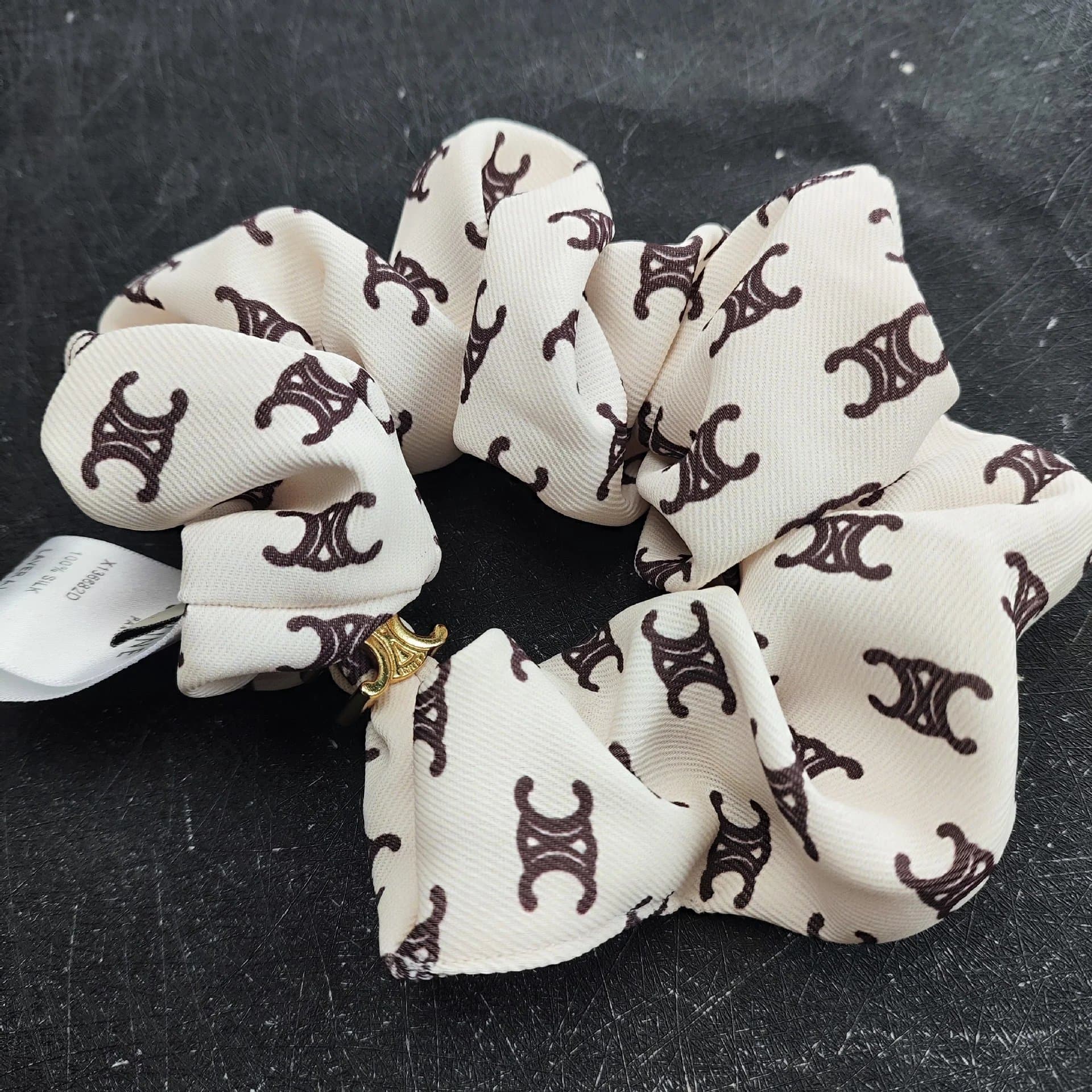 Celine Silk Scrunchie Triomphe Logo Print — 米色凯旋门