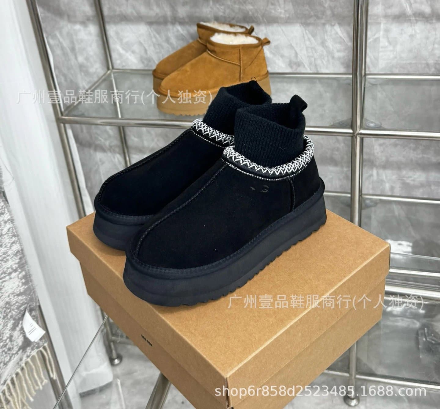 UGG Mini Classic Shearling Lined — 袜口名族风黑色3.5cm