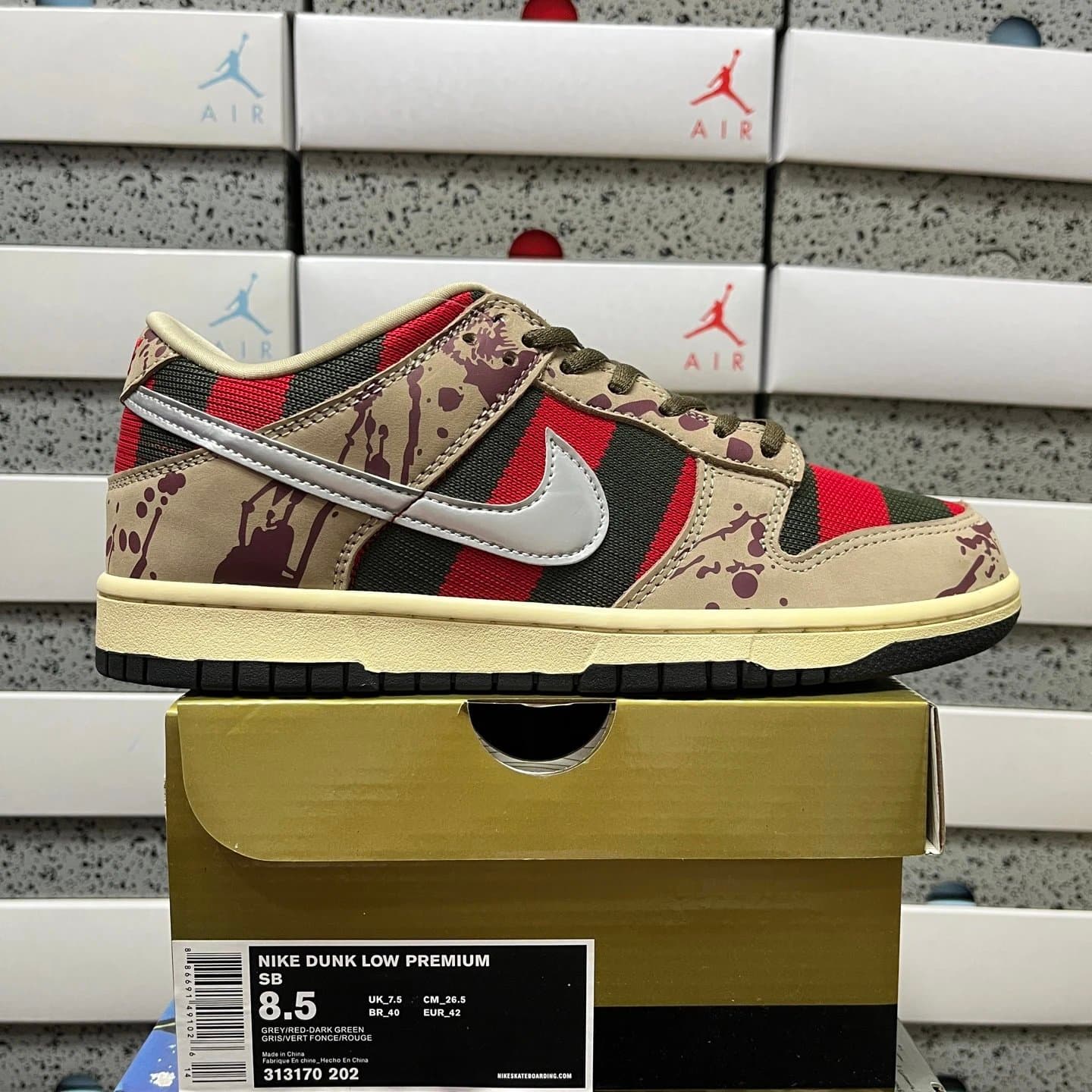Nike Dunk Low Premium SB Grey/Red-Dark Green