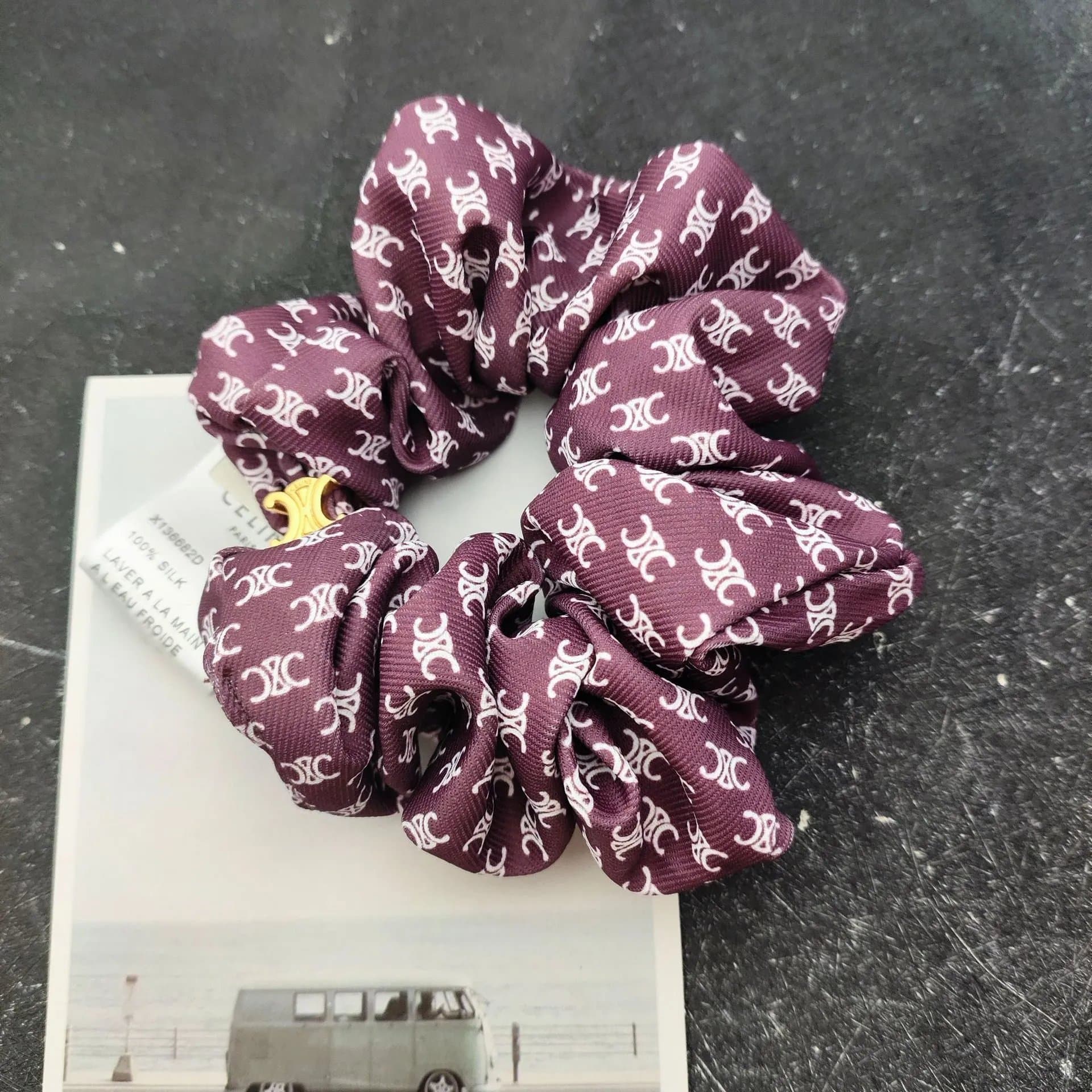 Celine Silk Scrunchie Triomphe Logo Print — 红褐色凯旋门