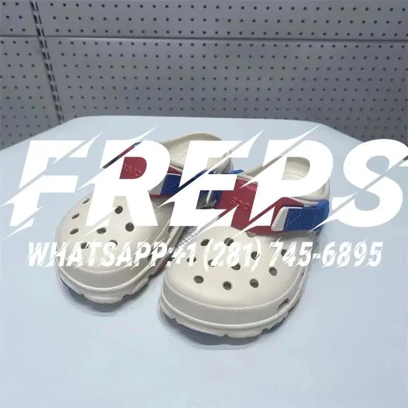 Crocs Classic Clog Flag Strap