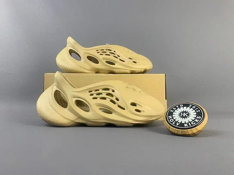 Yeezy Foam Runner Earth — 10