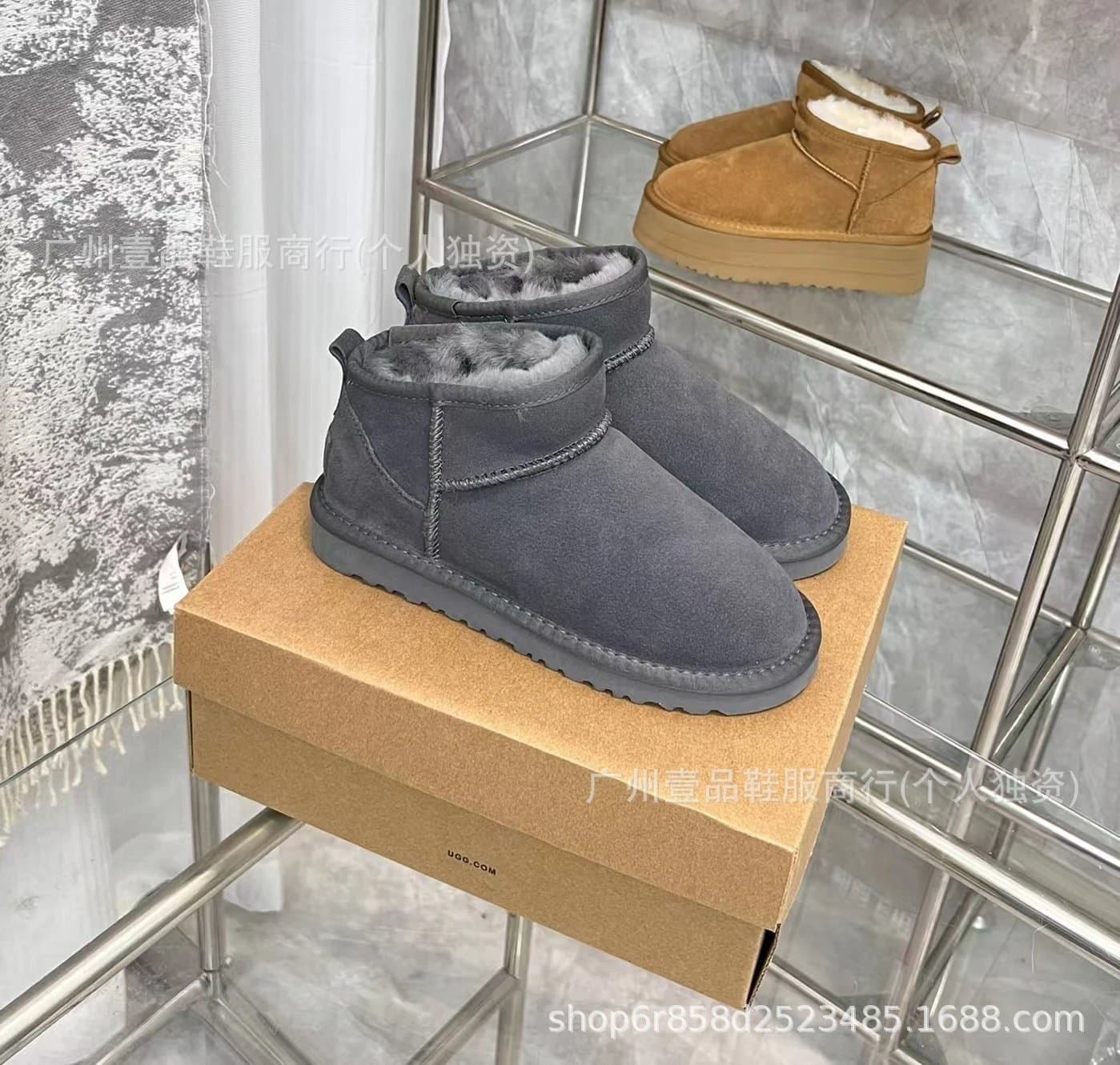 UGG Mini Classic Shearling Lined — mini灰色平底