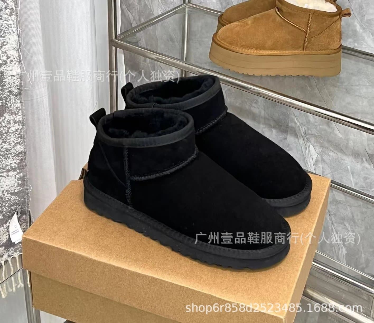 UGG Mini Classic Shearling Lined — mini黑色平底