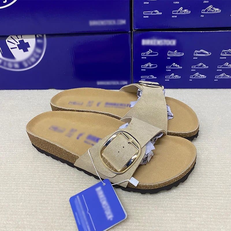 Birkenstock Madrid Buckled — 大单扣沙色