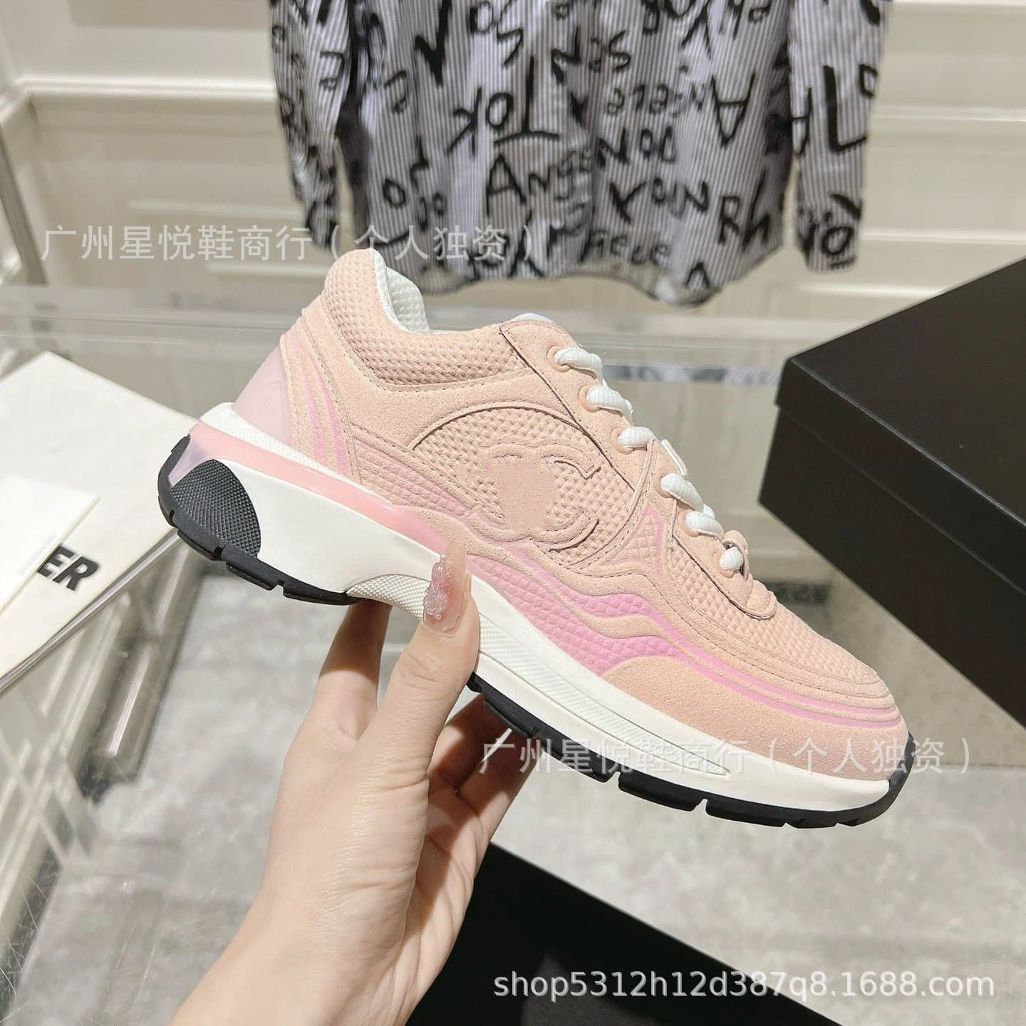 Chanel Sneaker Quilted CC Logo — 浅粉色