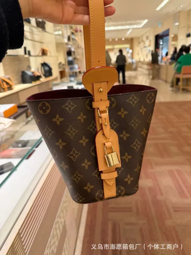 Louis Vuitton Neverfull Monogram Canvas