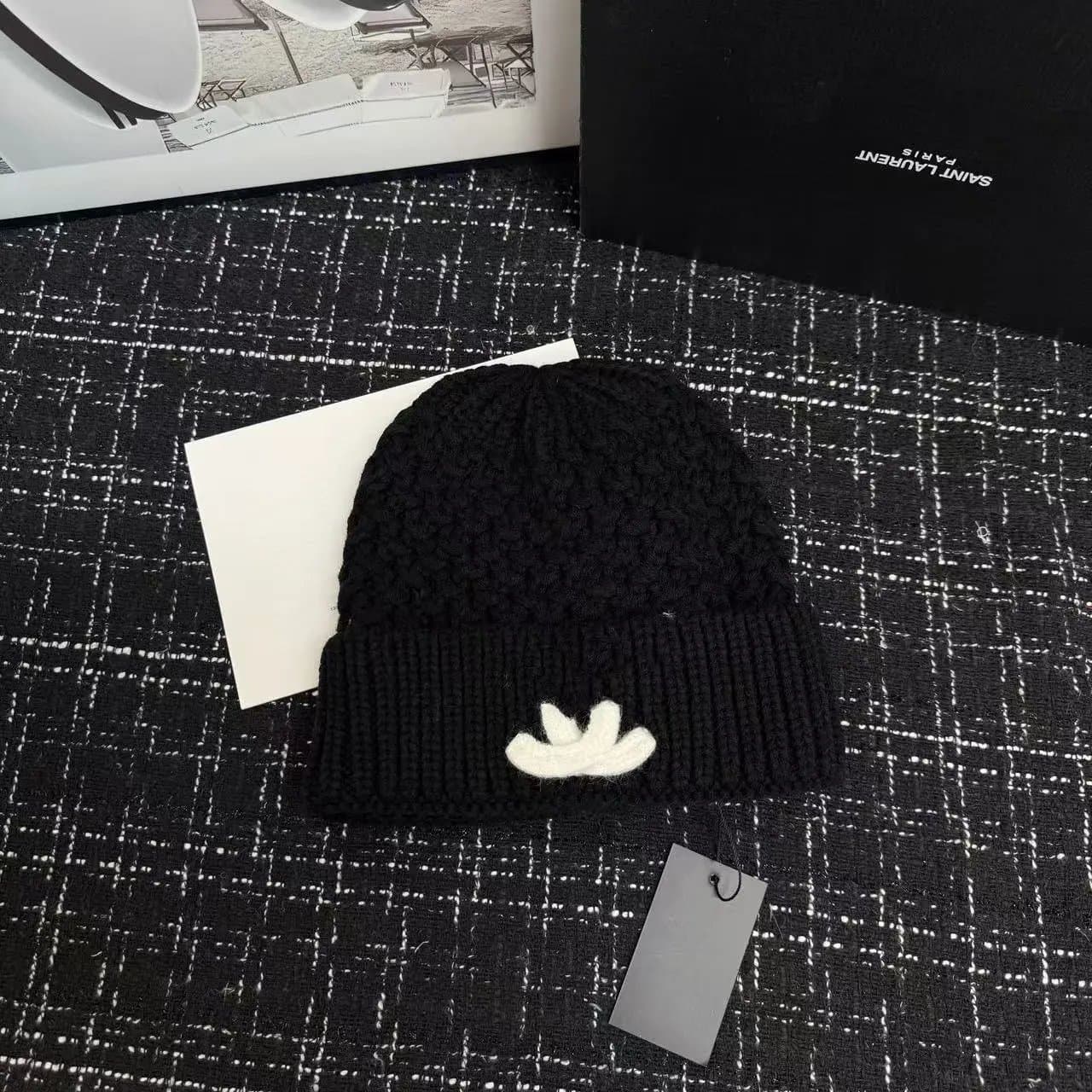 Saint Laurent Knit Beanie Monogram Logo — 格纹黑色