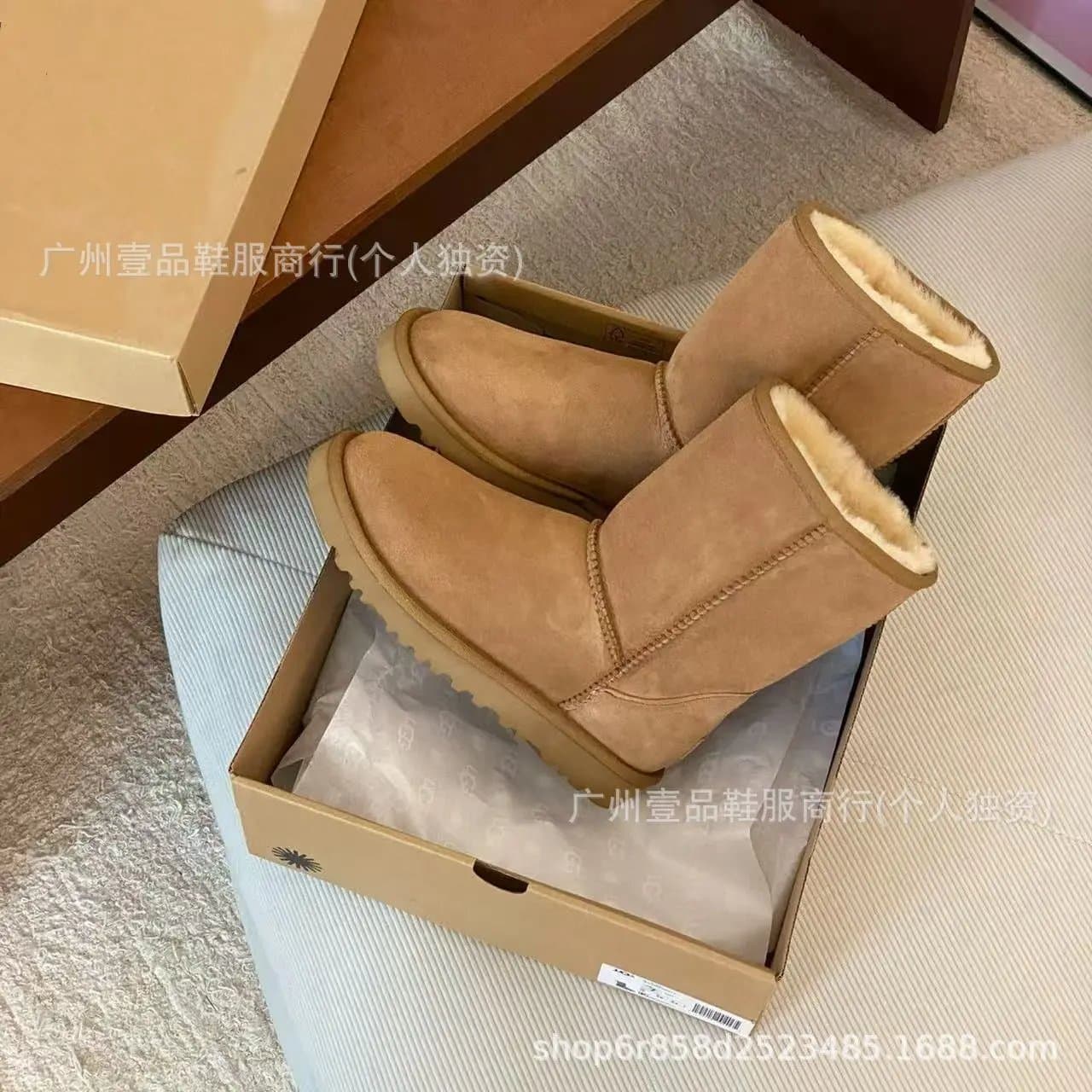 UGG Mini Classic Shearling Lined — mini中筒平底
