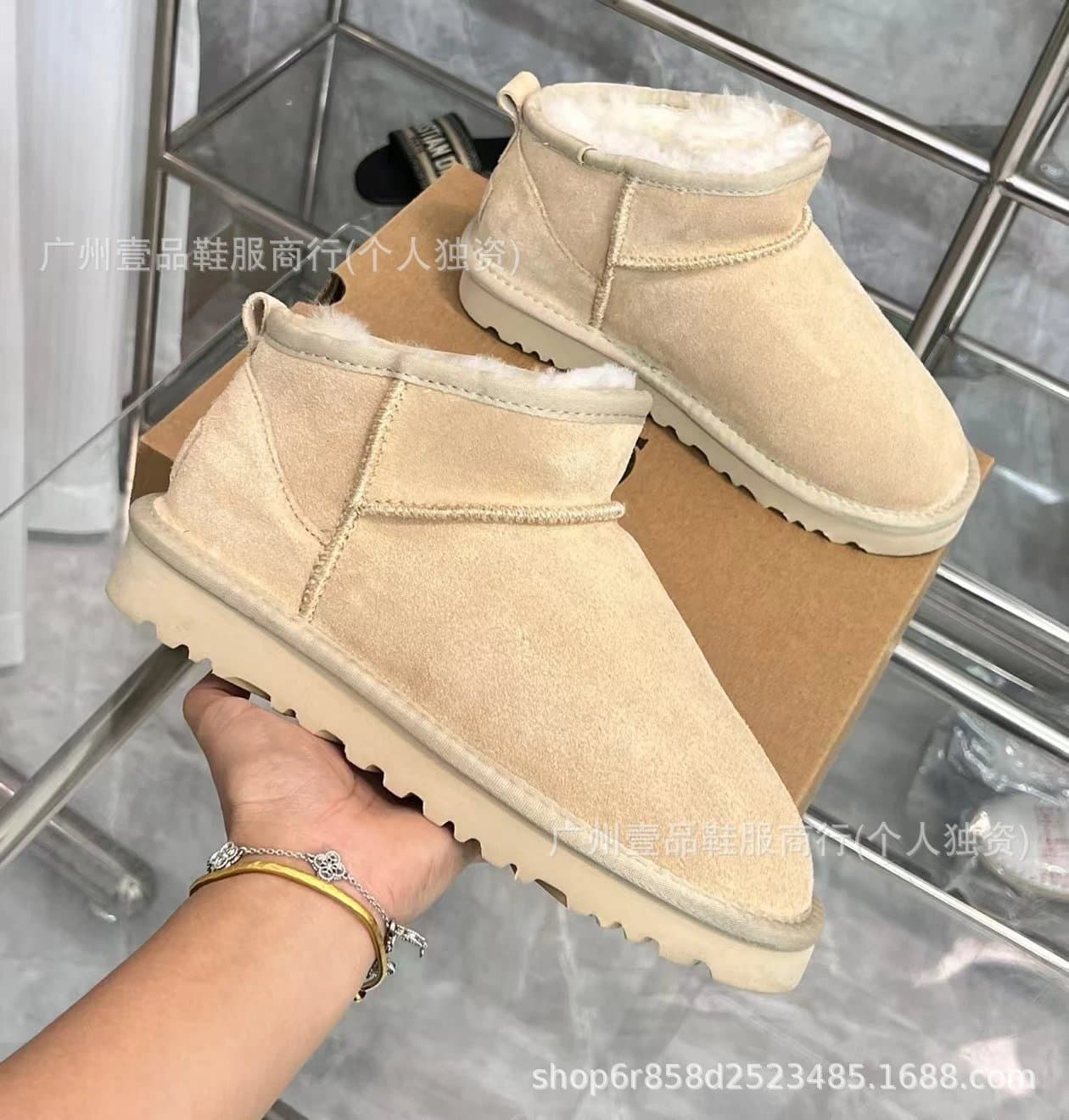 UGG Mini Classic Shearling Lined — mini沙色平底